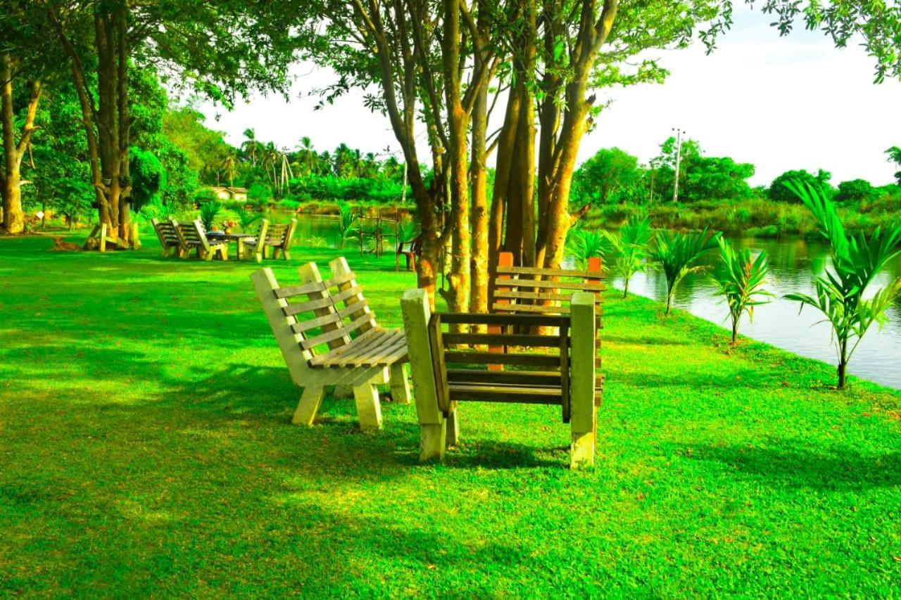 Canal Side Safari Resort Udawalawe Exterior foto